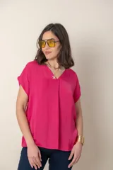 Blusa fucsia de seda con escote en V y mangas cortas.