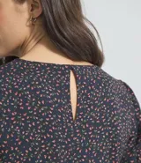 Blusa de viscose con escote redondo, mangas cortas fruncidas y estampa floral.