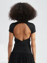 Top corto rojo de mangas cortas y cuello redondo.