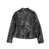 Campera negra de cuero sintético con cuello redondo, corte entallado, cierre frontal y bolsillos laterales con cierre. Interior forrado en poliéster y herrajes plateados.