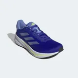 Championes de running Adidas Response, color azul vibrante con detalles en celeste y tres franjas plateadas. Cuentan con mediasuela de EVA blanca y una línea de acento amarillo neón, y suela de caucho negra.
