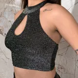Top halter de noche color gris oscuro con glitter plateado, cuello alto, espalda descubierta y abertura en forma de lágrima en el escote.