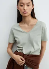 Remera color verde claro, de corte recto, con cuello en V y mangas cortas.