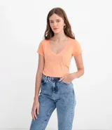 Remera celeste de algodón con escote en V, mangas cortas y bolsillo en el pecho.