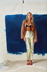 Pantalón de cuero sintético color celeste con acabado metalizado.