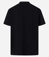 Remera negra de algodón, modelo comfort, con cuello redondo y manga corta. Presenta una pequeña estampa frontal en blanco con texto y un diseño minimalista de montañas.