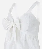 Blusa blanca sin mangas confeccionada en laise con escote corazón, lazo en el busto, tirantes medianos con elásticos, lastex en la espalda y bordados.