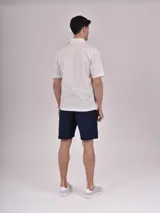 Camisa verde de manga corta con cuello clásico y cierre frontal con botones.