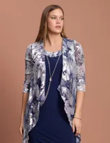 Conjunto de vestido azul marino con chaqueta estampada con motivos florales en tonos plateados y azules.