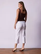 Pantalón capri blanco en gabardina elastizada, marca Zac & Rachel. Pretina ancha elastizada. Delantera y trasera con bolsillos simulados.