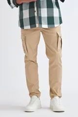 Pantalón cargo color beige, de corte recto, con bolsillos laterales y traseros.