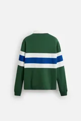 Polo de rugby verde con rayas horizontales azules y blancas, cuello blanco con solapa y cierre de botones, y mangas largas con puños acanalados.