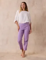 Pantalón recto verde esmeralda de gabardina elastizada, marca Zac & Rachel. Tiene pretina ancha con faja interna modeladora, bolsillos simulados en la parte delantera y bolsillos ojal en la parte trasera.