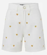 Short mom de cintura alta confeccionado en jeans color crudo, con bordado de corazones metalizados dorados, trabillas en la cintura, cierre tradicional y cinco bolsillos.