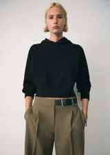 Jersey de punto fino negro con capucha y mangas 3/4.