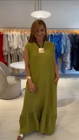 Vestido largo color verde pistacho, sin mangas, con escote redondo y volado en el ruedo.