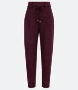 Pantalón jogger color borgoña confeccionado en malla flamê texturizada, con cintura con trabillas largos, cordón para amarre, pliegues delanteros y barra ajustada con pliegues.