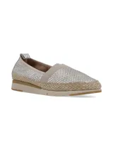 Slip-on plateado con textura de piel de serpiente, elástico lateral y suela de yute.