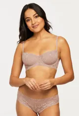 Soutien con aro, de encaje floral y micro tul color lila. Breteles fijos con largo regulable.