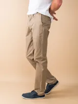 Pantalón chino color beige de corte recto.