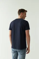 Remera de hombre azul marino con estampado de un pulpo y texto en color celeste.