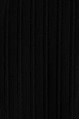 Camisa negra de manga corta con tejido calado tipo crochet, cuello inglés, botones frontales y corte recto.