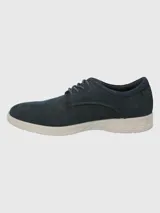 Zapato acordonado de cuero azul marino con suela blanca de goma.