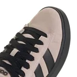 Championes Adidas Grand Court Alpha color taupe con detalles en negro, cordones negros y las tres tiras características de la marca en los laterales.