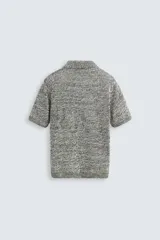 Polo de hombre de punto con brillo, corte regular fit, cuello solapa con cierre de botones, manga corta y terminaciones en rib.