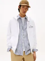 Buzo blanco con capucha y cierre de cremallera. Presenta el logo Hilfiger apilado en el pecho. Confeccionado en algodón regenerativo.