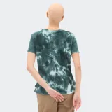 Remera verde con efecto tie-dye y logo de Vans estampado en el pecho.