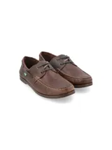 Zapato náutico de cuero marrón con cordones negros, suela de goma y detalle de logo de pato bordado en el lateral.