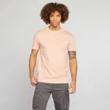 Camiseta de manga corta color rosa con cuello redondo.