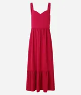 Vestido midi evasê sin mangas color fucsia, confeccionado en tejido airflow con textura arrugada. Presenta escote corazón, breteles medianos con elásticos, recortes fruncidos en la cintura y en el bajo, y cierre lateral con cremallera invisible.