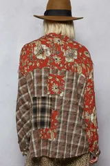 Camisa de manga larga con cuello y corte relajado, confeccionada en tela a cuadros con parches de patrón en bloques de color y lavado vintage.