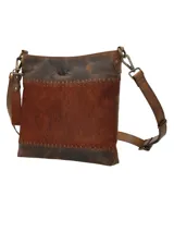Cartera bandolera marrón con panel frontal de cuero con pelo y detalles de costuras a la vista.