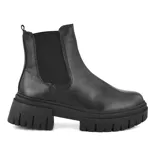 Bota de cuero negra con elástico lateral, caña baja y suela track.