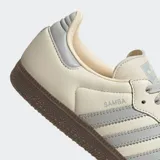 Championes Adidas Samba OG color crema con detalles en gris y suela marrón.