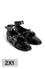 Chatas de cuero color negro con tiras cruzadas y tachas plateadas.