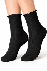 Pack de tres pares de medias negras, tobilleras o a la altura del tobillo, con tejido acanalado y brillo metálico incorporado. El borde superior es ondulado o festoneado.