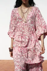 Falda larga de tiro alto con cintura elástica y tejido plisado con estampado floral en tonos rosa y lila.