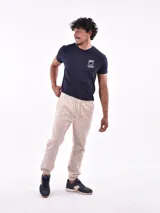 Pantalón jogger gris oscuro con cintura elástica ajustable con cordón y puños elásticos en los tobillos.