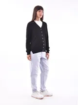 Saco de tejido de punto color beige, con cuello en V y cierre frontal con botones.