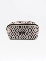 Neceser rectangular con cierre superior, estampado geométrico en tonos beige y negro, y logo de la marca en el frente. Ideal para viaje.