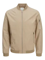 Campera bomber color beige con cuello de béisbol, cierre con cremallera, bolsillos frontales con cremallera y bolsillo en la manga.