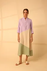 Túnica midi color beige con corte geométrico en lila y verde. Tiene cuello mao con botones y mangas 3/4.