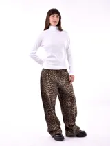 Polera negra de tejido de punto con cuello alto y mangas largas.