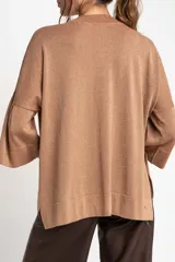 Sweater color cobre brillante, de tejido de punto con lurex, corte oversize, cuello redondo y mangas 3/4 con volados.