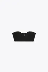 Top bandeau negro con escote corazón, hombros descubiertos y cierre trasero con ganchos metálicos.