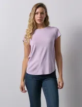Remera verde de modal, marca Cupio, con cuello a la base, manga corta y terminación de ruedo redondeado.